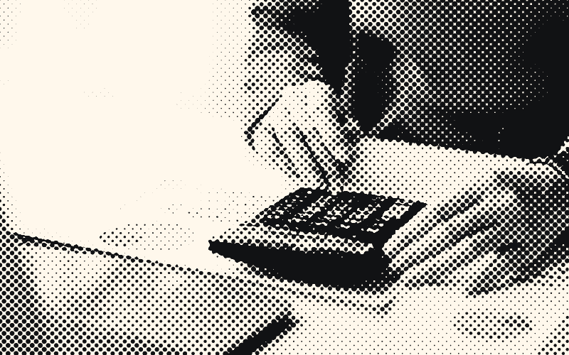 Une personne tape sur une calculatrice, à côté de graphiques imprimés et d’un ordinateur portable.