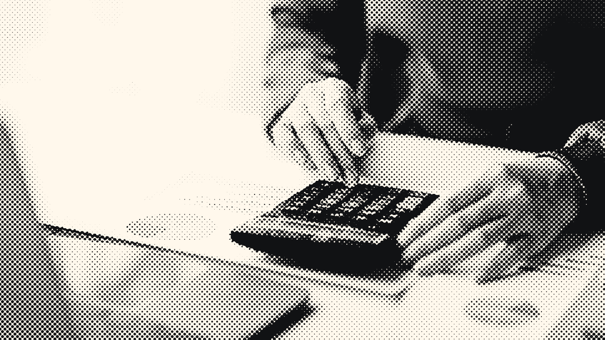 Une personne tape sur une calculatrice, à côté de graphiques imprimés et d’un ordinateur portable.